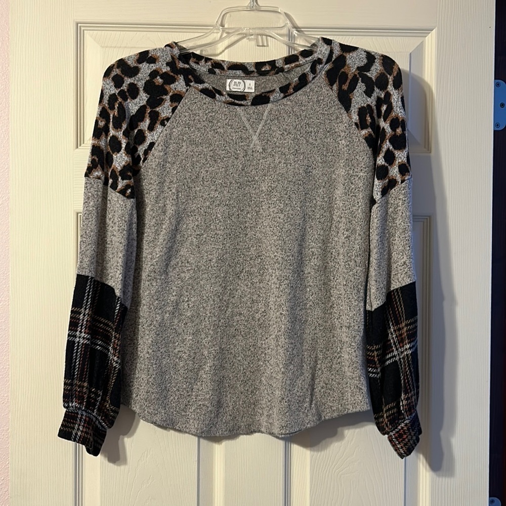 Maurice’s Grey Leopard & Plaid Long Sleeve Blouse Small